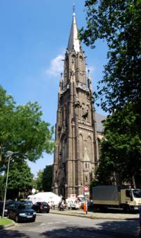 Die St. Johann Baptist Kirche in Krefeld. Ansicht zum Hauptportal